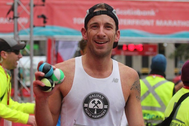 Runner lập kỷ lục Guinness vừa chạy 10km vừa tung hứng bóng ảnh 2