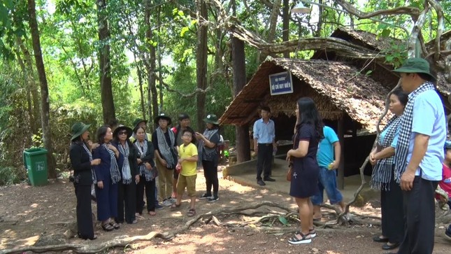 Hàng nghìn người thăm nơi nguyên Chủ tịch nước Lê Đức Anh từng làm việc ảnh 5