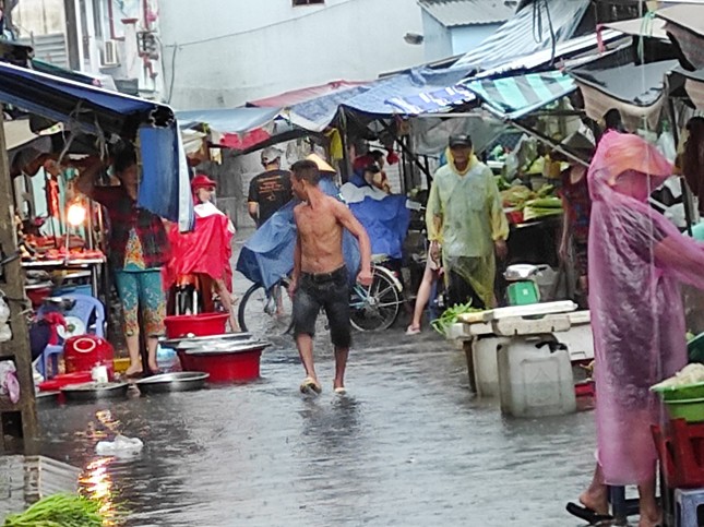 Đường Sài Gòn lại thành sông sau mưa ảnh 9