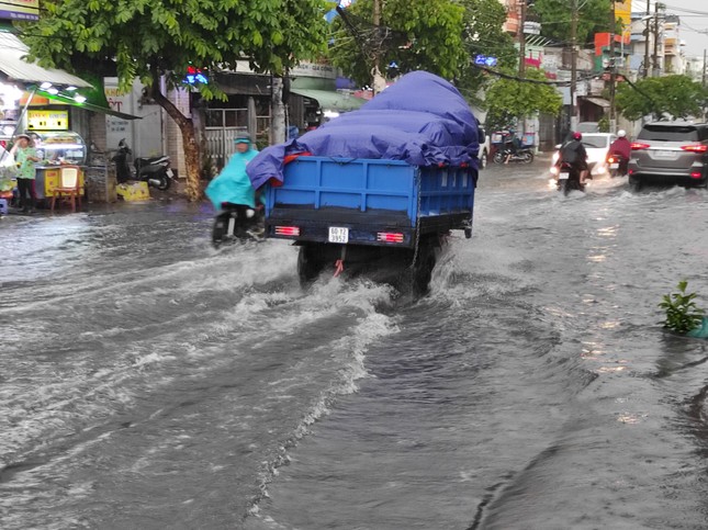 Đường Sài Gòn lại thành sông sau mưa ảnh 10