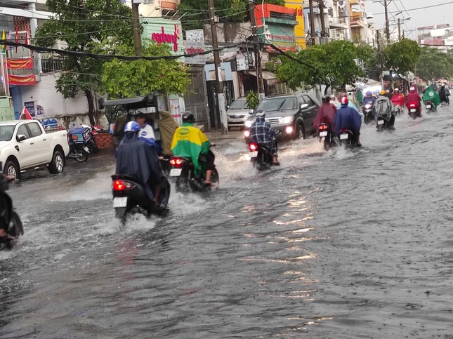 Đường Sài Gòn lại thành sông sau mưa ảnh 8