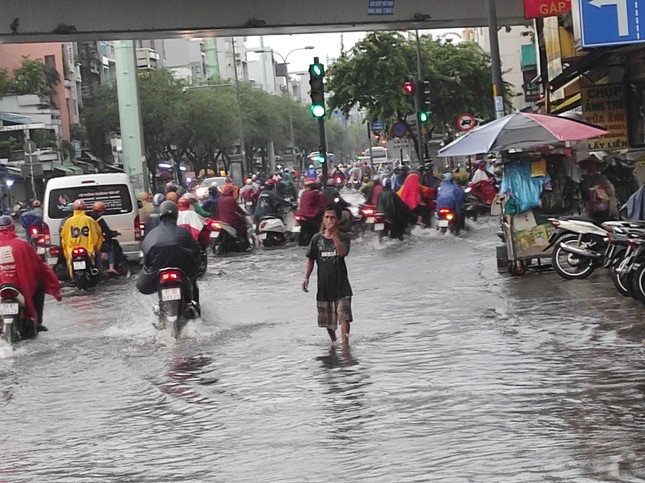 Đường Sài Gòn lại thành sông sau mưa ảnh 11