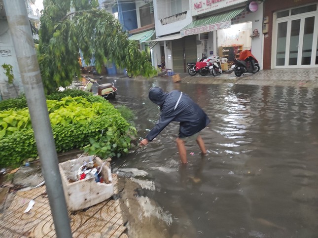 Đường Sài Gòn lại thành sông sau mưa ảnh 6