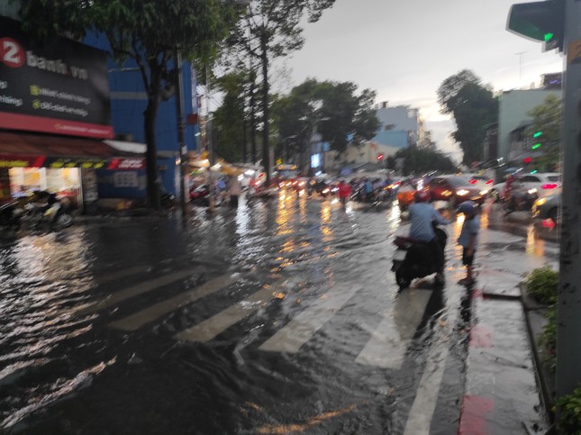 Đường Sài Gòn lại thành sông sau mưa ảnh 4