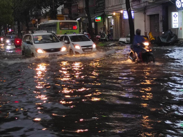 Đường Sài Gòn lại thành sông sau mưa ảnh 5