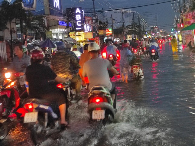 Đường Sài Gòn lại thành sông sau mưa ảnh 1