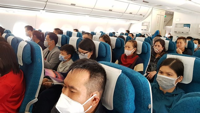 Cận cảnh hành khách, tiếp viên trên máy bay thời dịch bệnh corona ảnh 1