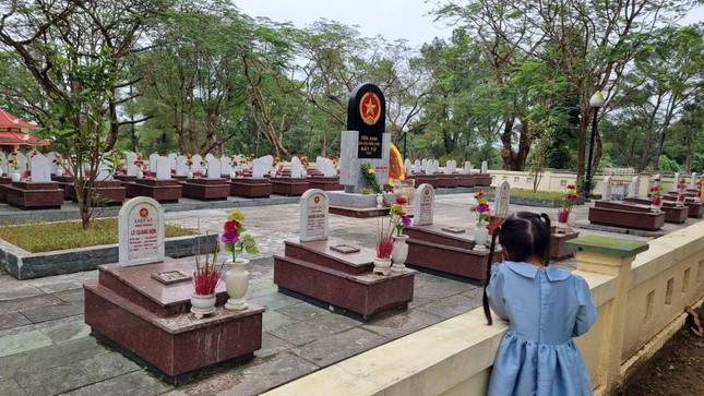“Gia đình không có người thân nằm lại ở đây, nhưng tôi vẫn lên thắp hương, đưa các con tới để biết thêm về sự hy sinh của các anh hùng vì Tổ quốc”, anh Nguyễn Văn Hiệu (35 tuổi, TP Đông Hà) nói.