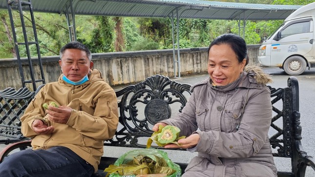 Vợ chồng cô Thuận, từ Đồng Hới (Quảng Bình) đã vào thắp hương cho người thân nằm lại tại đây. Cô không quên mang theo bánh Tét để liệt sĩ có thêm chút hương vị Tết quê nhà.