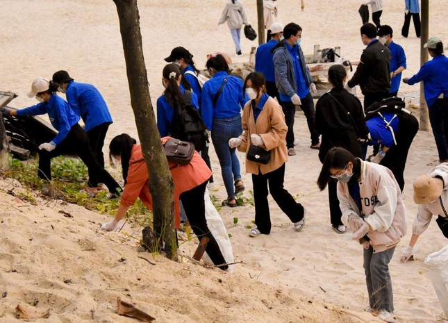 Hàng trăm 'áo xanh' dọn rác làm sạch bãi biển Đà Nẵng 00eac857ec12224c7b03-861
