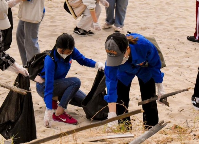 Hàng trăm 'áo xanh' dọn rác làm sạch bãi biển Đà Nẵng 4fd48865ac20627e3b31-3448