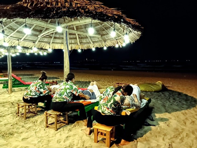 Đà Nẵng ‘đánh thức’ bãi biển đêm ảnh 4