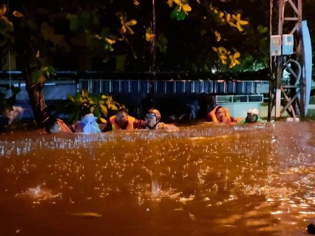 Căng dây giải cứu người dân Đà Nẵng giữa dòng nước dữ trong đêm ảnh 5