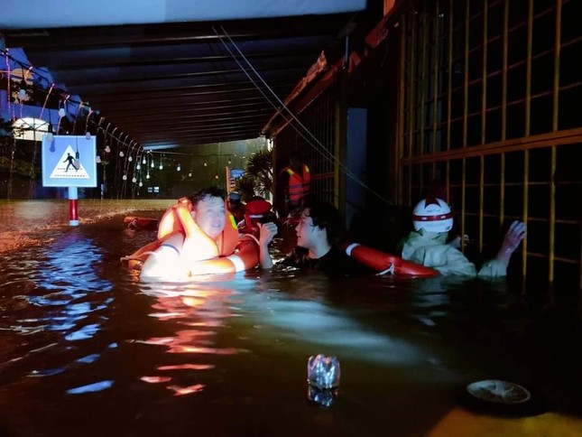 Căng dây giải cứu người dân Đà Nẵng giữa dòng nước dữ trong đêm ảnh 1