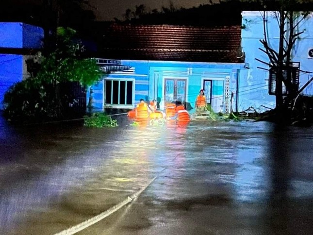 Căng dây giải cứu người dân Đà Nẵng giữa dòng nước dữ trong đêm ảnh 4