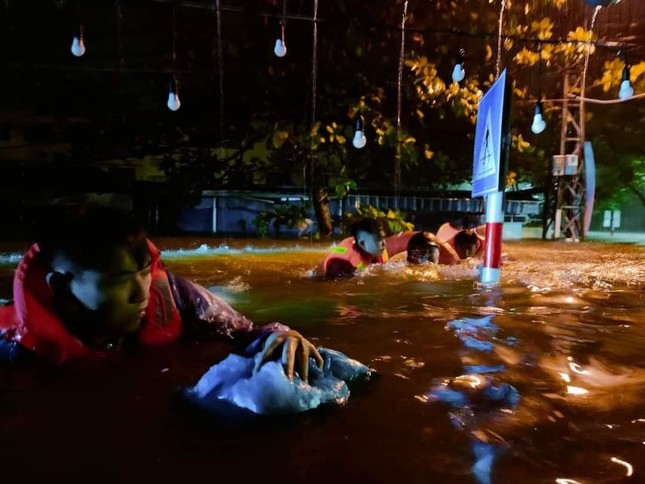 Căng dây giải cứu người dân Đà Nẵng giữa dòng nước dữ trong đêm ảnh 6