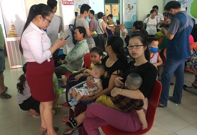 Đà Nẵng: Xếp hàng từ mờ sáng chờ suất tiêm vắc xin 6 trong 1 ảnh 3