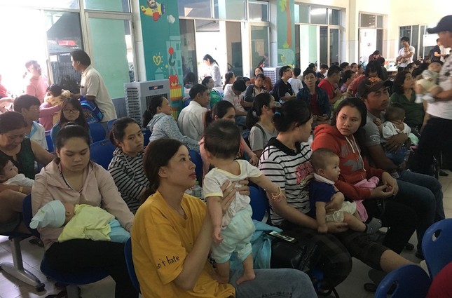 Đà Nẵng: Xếp hàng từ mờ sáng chờ suất tiêm vắc xin 6 trong 1 ảnh 2
