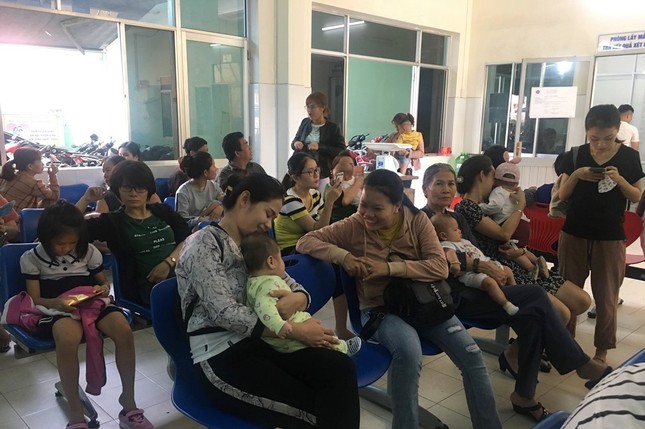 Đà Nẵng: Xếp hàng từ mờ sáng chờ suất tiêm vắc xin 6 trong 1 ảnh 7