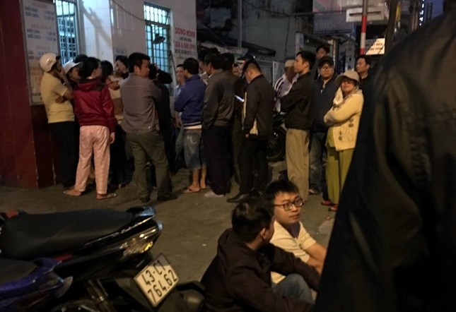 Đà Nẵng: Xếp hàng từ mờ sáng chờ suất tiêm vắc xin 6 trong 1 ảnh 1