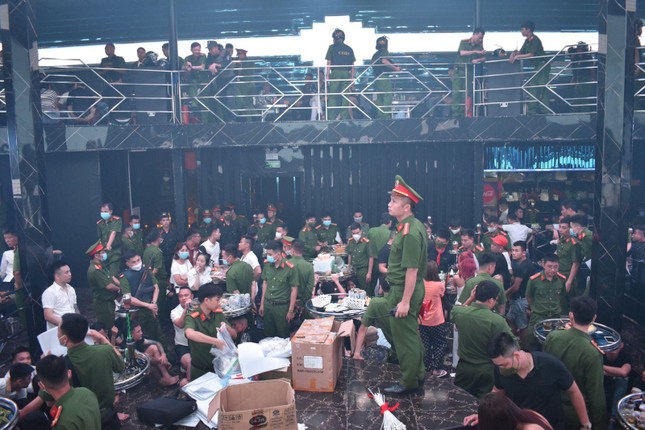 Công an Bắc Giang 'đột kích' quán bar The Light, đưa hơn 200 dân chơi về trụ sở ảnh 1