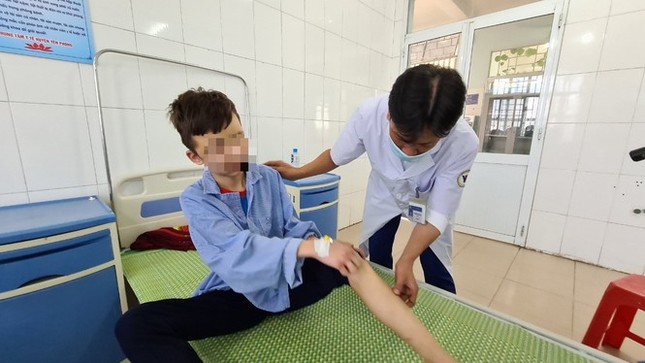 Lời khai lạnh người của nữ chủ quán bánh xèo hành hạ bé trai làm thuê tại Bắc Ninh ảnh 2