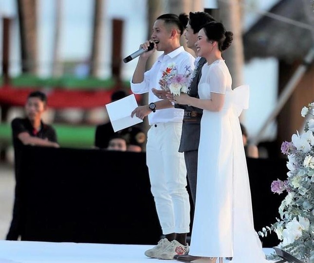 Đám cưới sao Việt ở bãi biển: Đông Nhi canh đúng hoàng hôn, Ngô Thanh Vân dùng nửa tấn hoa ảnh 5