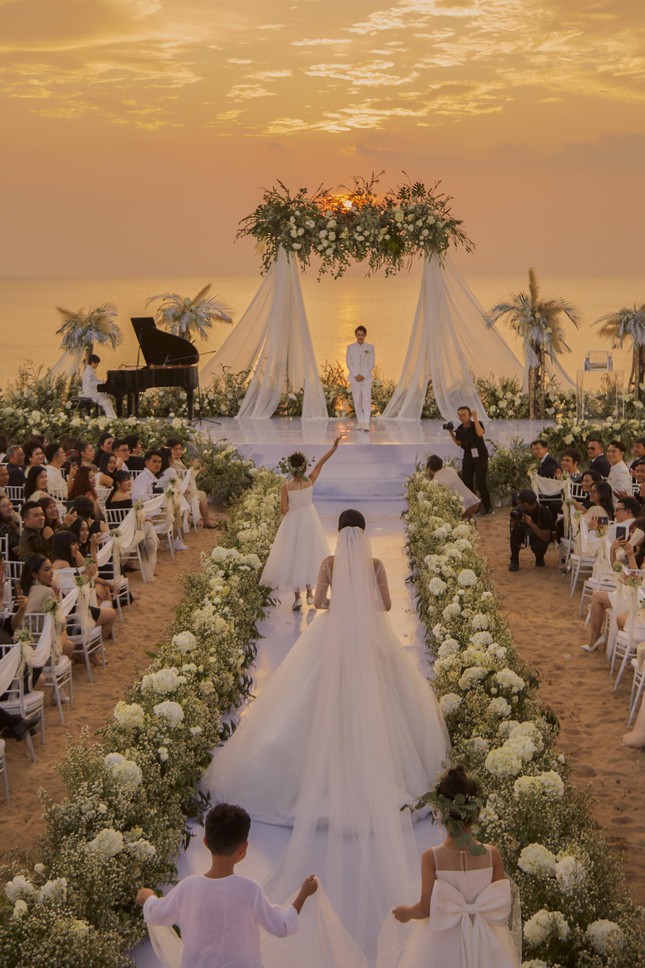 Đám cưới sao Việt ở bãi biển: Đông Nhi canh đúng hoàng hôn, Ngô Thanh Vân dùng nửa tấn hoa ảnh 3