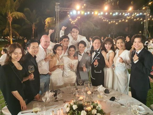 Đám cưới sao Việt ở bãi biển: Đông Nhi canh đúng hoàng hôn, Ngô Thanh Vân dùng nửa tấn hoa ảnh 4