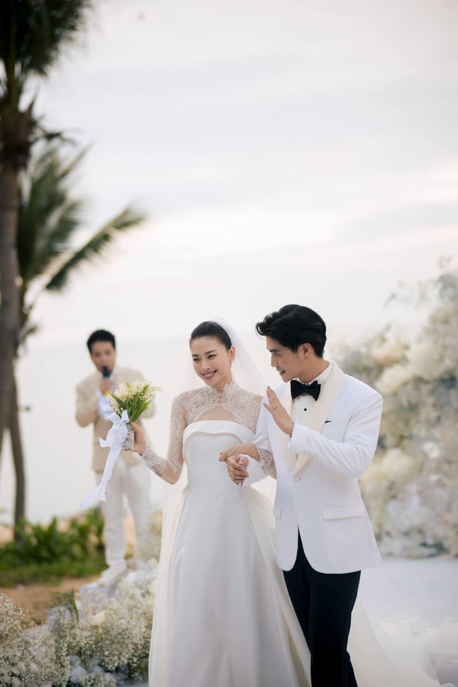 Đám cưới sao Việt ở bãi biển: Đông Nhi canh đúng hoàng hôn, Ngô Thanh Vân dùng nửa tấn hoa ảnh 1