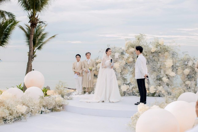 Đám cưới sao Việt ở bãi biển: Đông Nhi canh đúng hoàng hôn, Ngô Thanh Vân dùng nửa tấn hoa ảnh 2