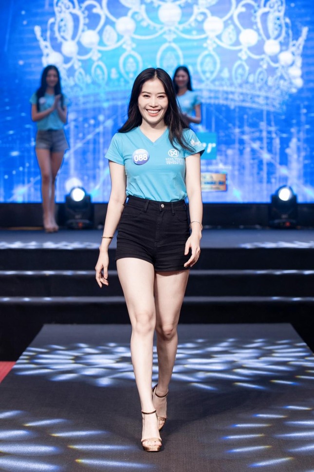 Thí sinh Miss World Vietnam không kìm được nước mắt trong buổi tập catwalk đầu tiên ảnh 8