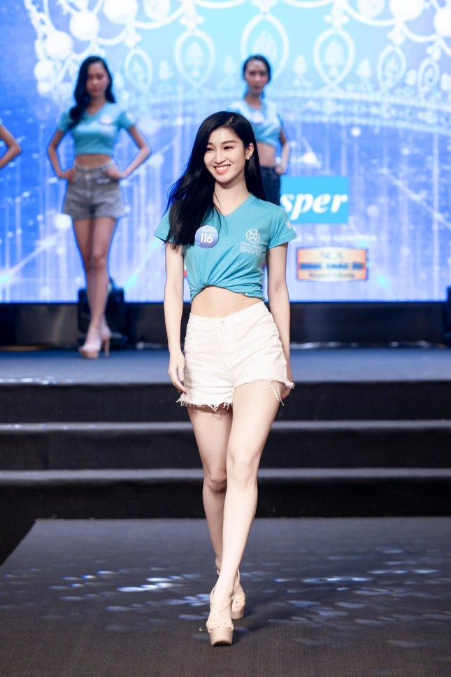 Thí sinh Miss World Vietnam không kìm được nước mắt trong buổi tập catwalk đầu tiên ảnh 10