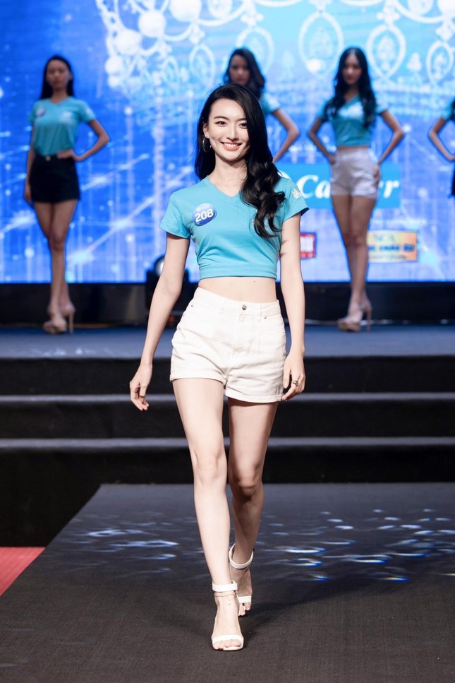 Thí sinh Miss World Vietnam không kìm được nước mắt trong buổi tập catwalk đầu tiên ảnh 6
