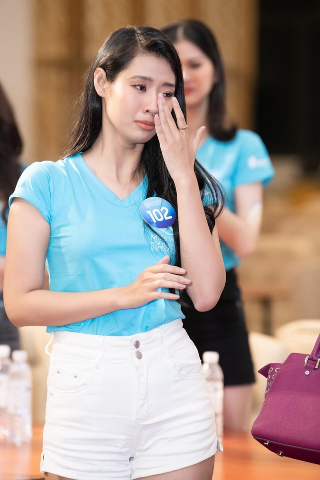 Thí sinh Miss World Vietnam không kìm được nước mắt trong buổi tập catwalk đầu tiên ảnh 2