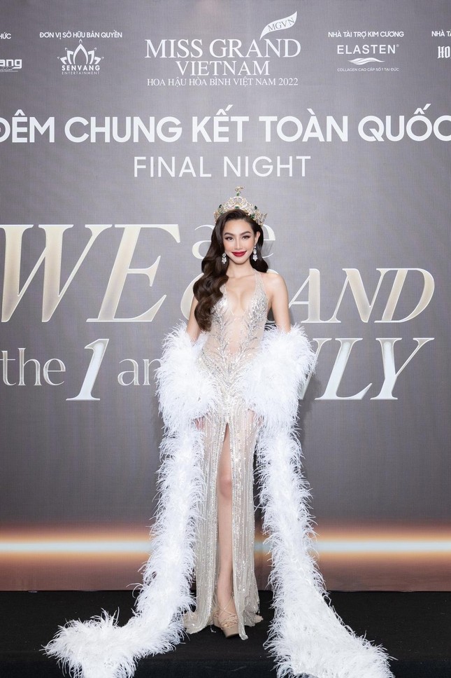 Nhan sắc đẹp không góc chết của Hoa hậu Thùy Tiên từ thảm đỏ đến sân khấu Miss Grand Vietnam ảnh 1