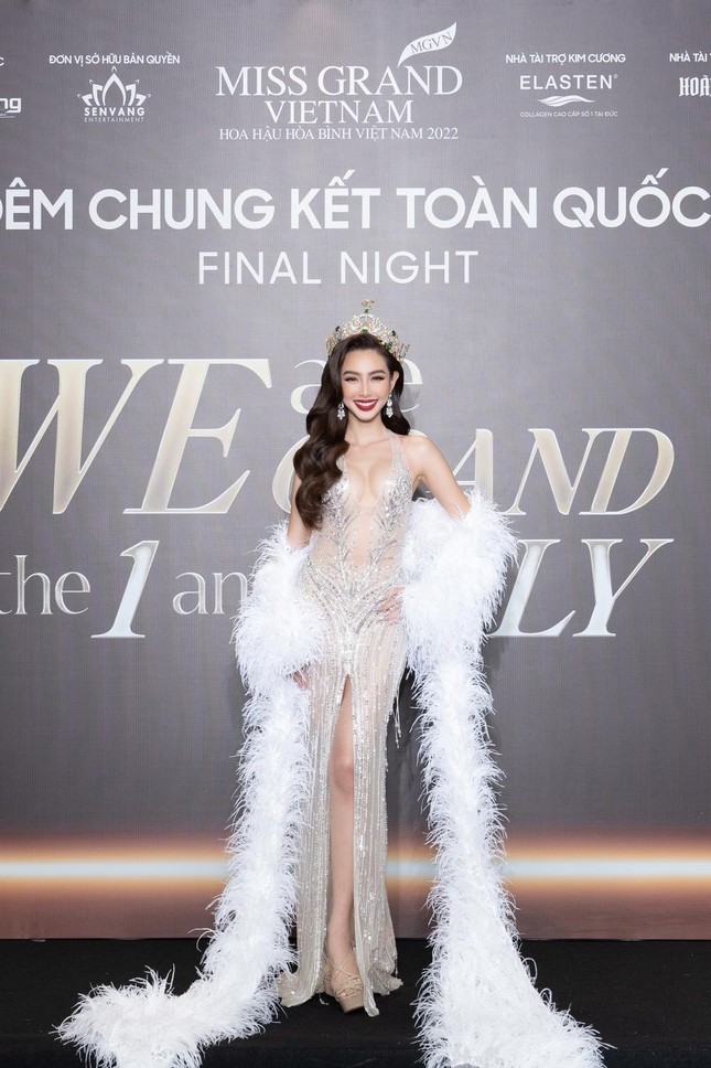 Nhan sắc đẹp không góc chết của Hoa hậu Thùy Tiên từ thảm đỏ đến sân khấu Miss Grand Vietnam ảnh 2