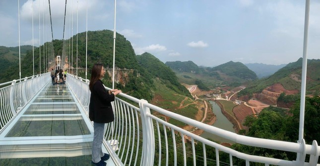 Cầu kính đi bộ dài nhất thế giới ở Mộc Châu: Du khách than thở "đắt ngang vé máy bay" ảnh 7