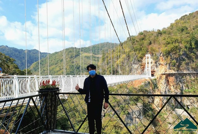 Cầu kính đi bộ dài nhất thế giới ở Mộc Châu: Du khách than thở "đắt ngang vé máy bay" ảnh 3