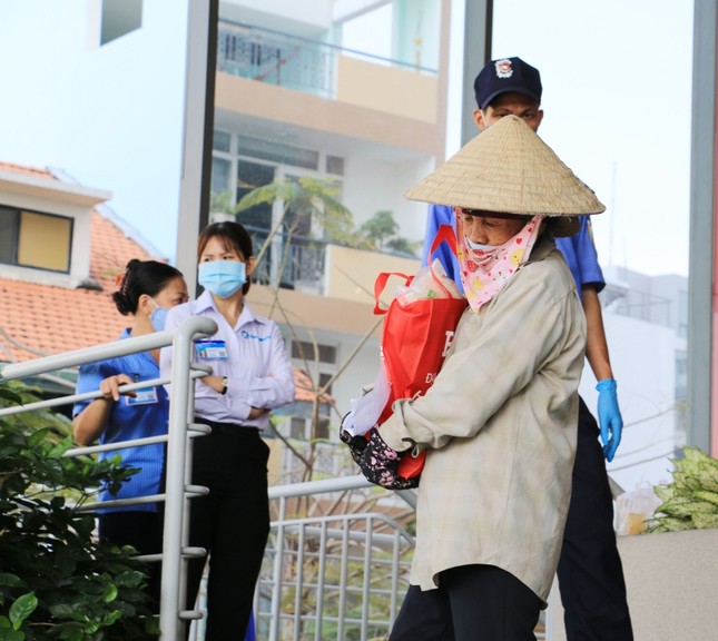 Góc sáng tạo: ĐH Hồng Bàng ra mắt hệ thống tự động phát gạo miễn phí cho người dân ảnh 4