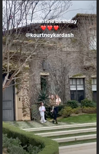 Kendall Jenner và bạn bè “diễu hành” xe mừng sinh nhật Kourtney Kardashian ảnh 1