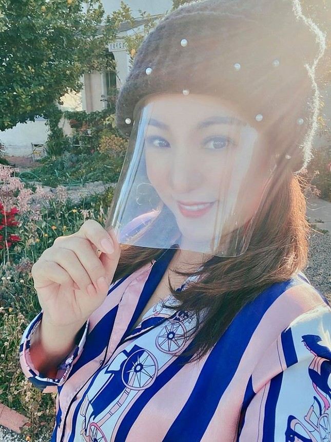 Sao Việt mùa cách ly: NSND Hồng Vân khoe vườn trái cây, Thúy Nga tự làm mặt nạ chống dịch ảnh 2