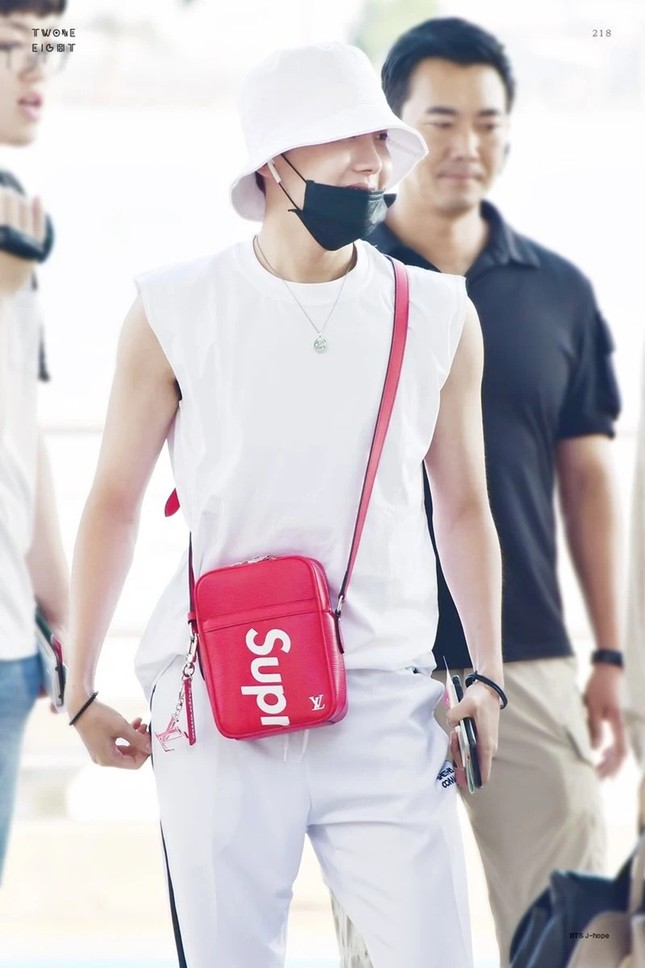 Nhìn loạt túi hàng hiệu BTS dùng để thấy các chàng trai này giàu đến mức nào ảnh 2