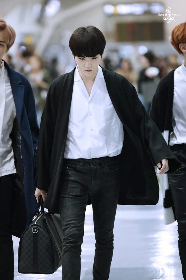 Nhìn loạt túi hàng hiệu BTS dùng để thấy các chàng trai này giàu đến mức nào ảnh 3