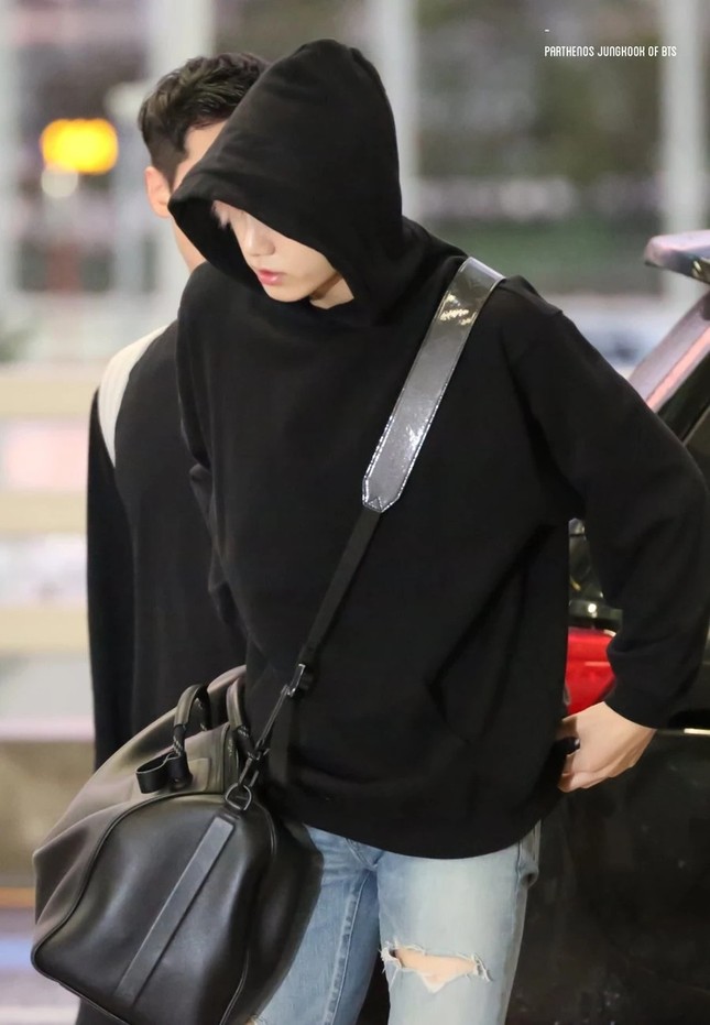 Nhìn loạt túi hàng hiệu BTS dùng để thấy các chàng trai này giàu đến mức nào ảnh 6