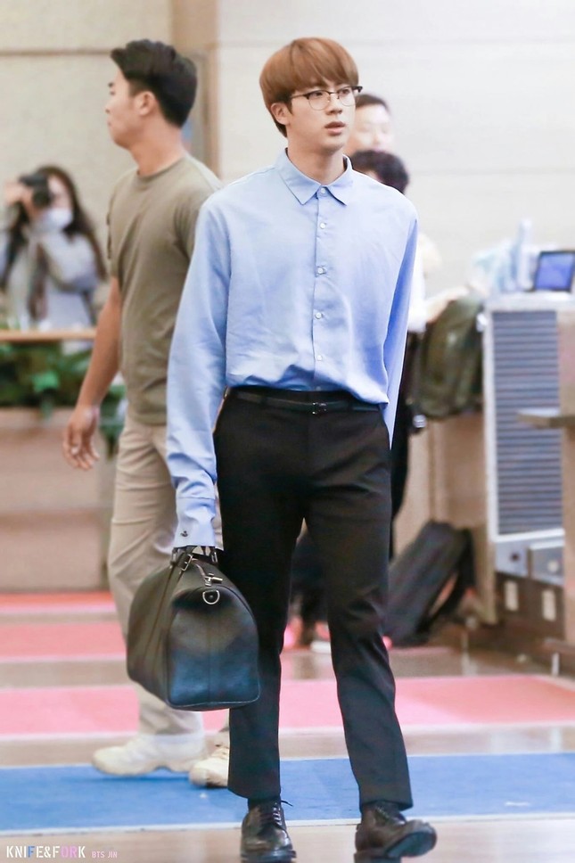 Nhìn loạt túi hàng hiệu BTS dùng để thấy các chàng trai này giàu đến mức nào ảnh 4