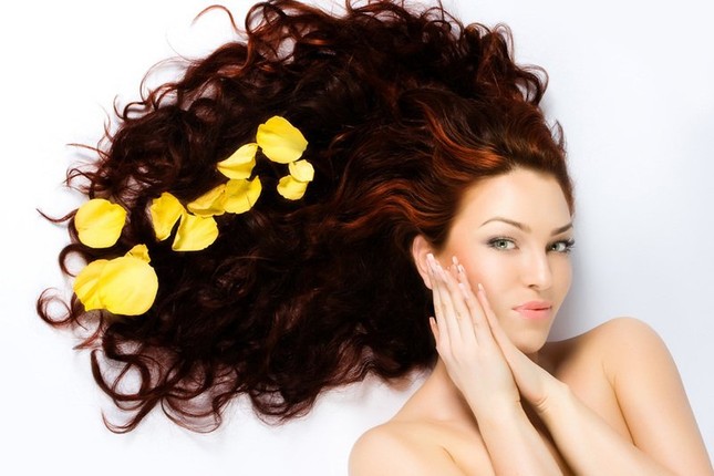 Bí kíp giúp bạn chỉ gội đầu ở nhà mà vẫn có mái tóc suôn mềm thơm mát ảnh 2