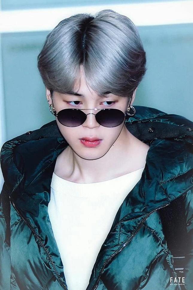 Hiếm ai có khuôn mặt như Jimin (BTS), chấp tất cả các kiểu hình dáng mắt kính ảnh 1