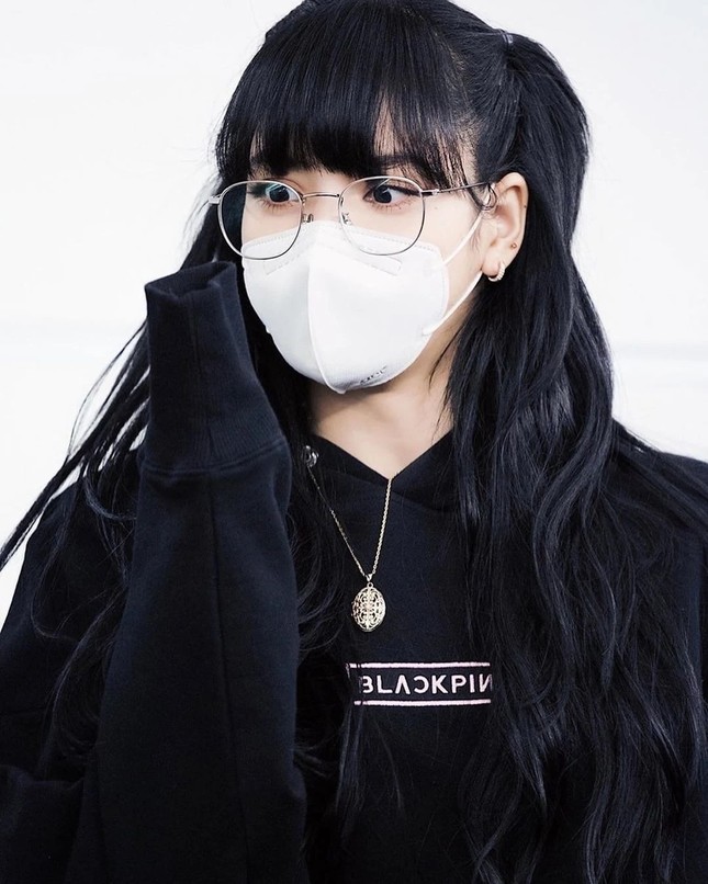 Khẩu trang kiểu gì đi nữa cũng không thể che được visual đỉnh cao của Lisa (BLACKPINK) ảnh 3