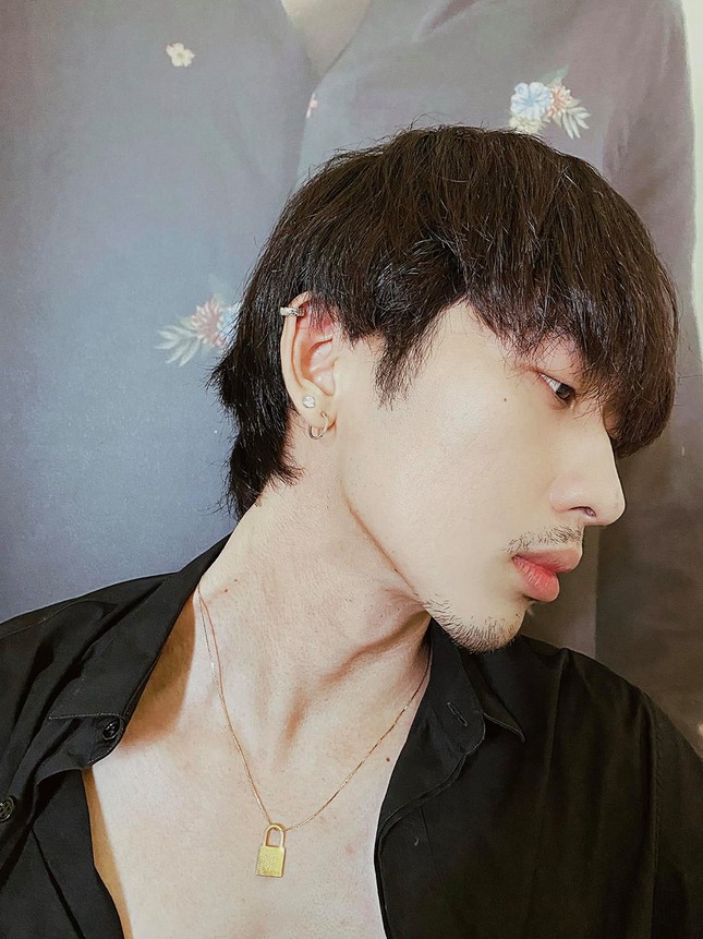 Khi mọi salon tóc đều đóng cửa, các sao nam Việt cũng phải chịu cảnh “râu tóc xum xuê“ ảnh 4